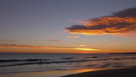 Cielos-Del-Amanecer-Sobre-Las-Tranquilas-Olas-Del-Océano-Al-Amanecer,-Mar-Mediterráneo,-España