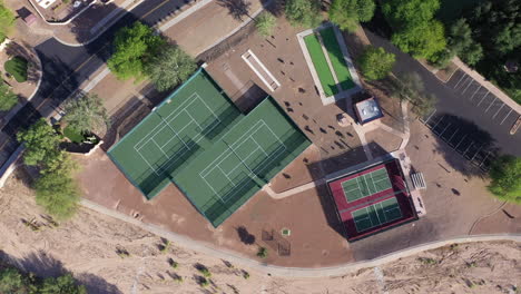 antena de arriba hacia abajo dando vueltas sobre canchas de tenis vacías