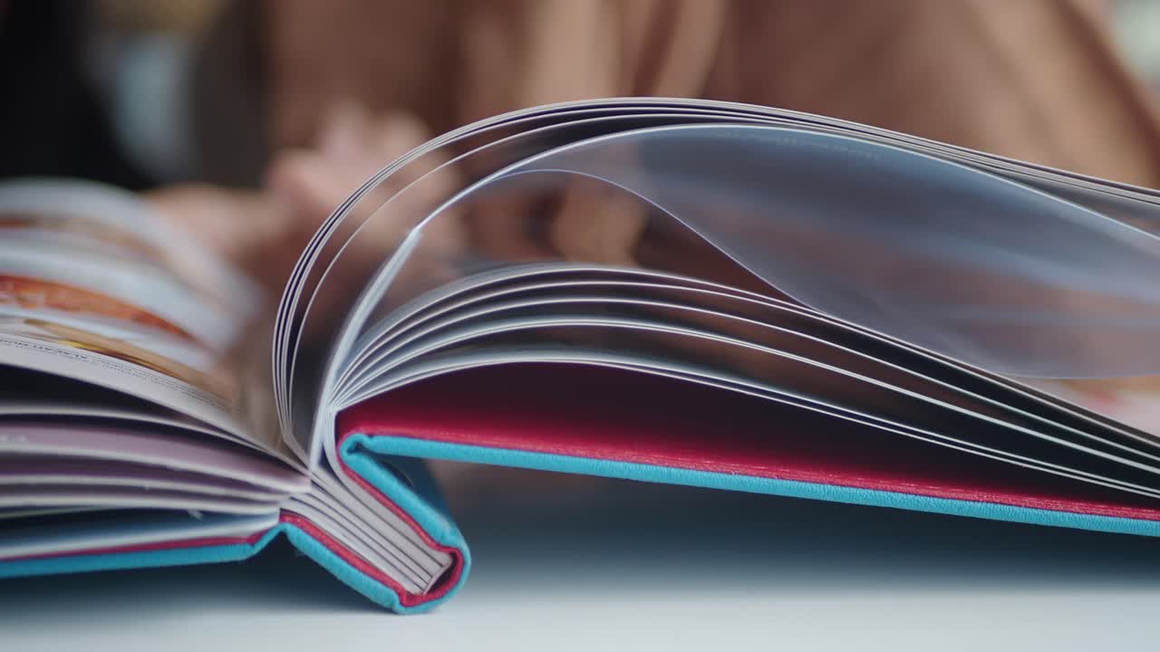 mujer leyendo un libro de cocina