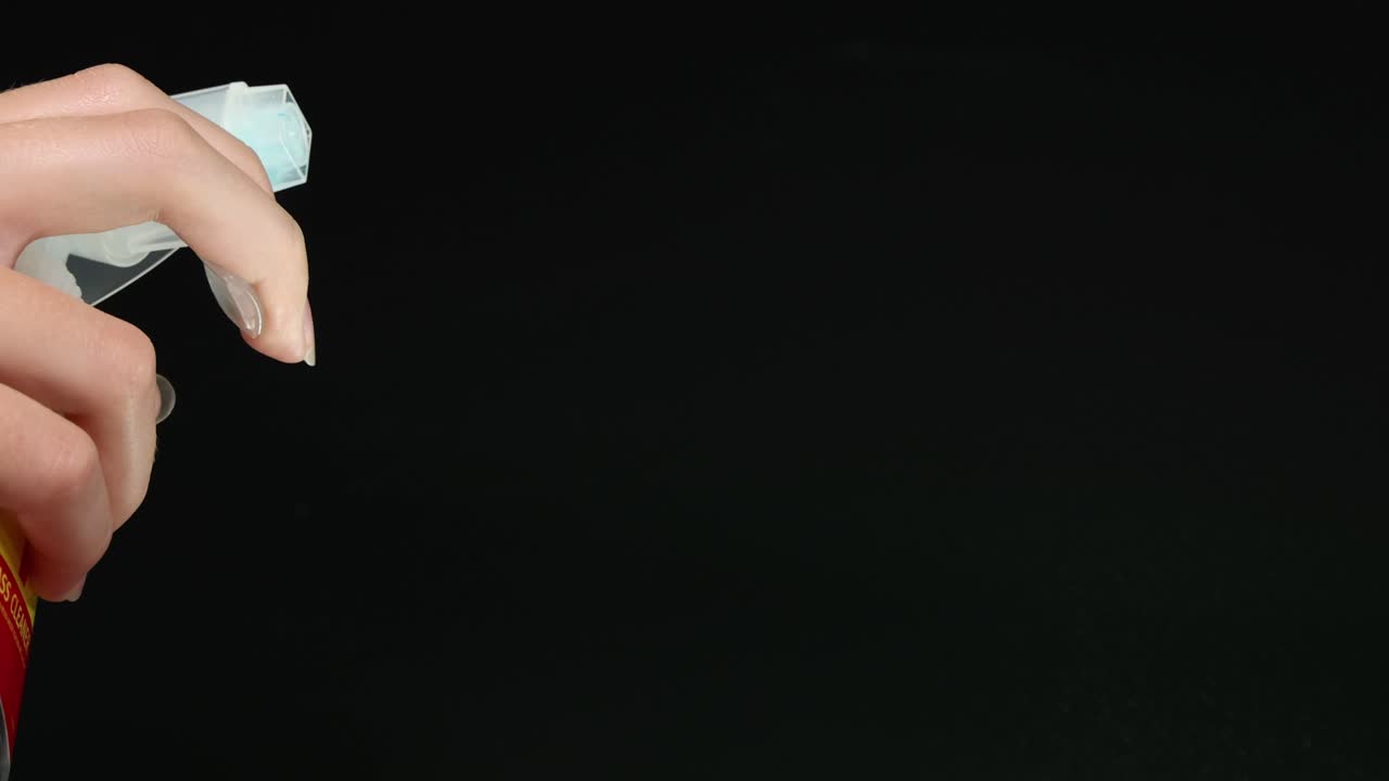 어두운 배경에 스프레이 병을 손으로 작동