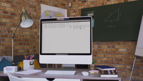 pantalla de computadora con procesamiento de datos de pie en el escritorio en la oficina