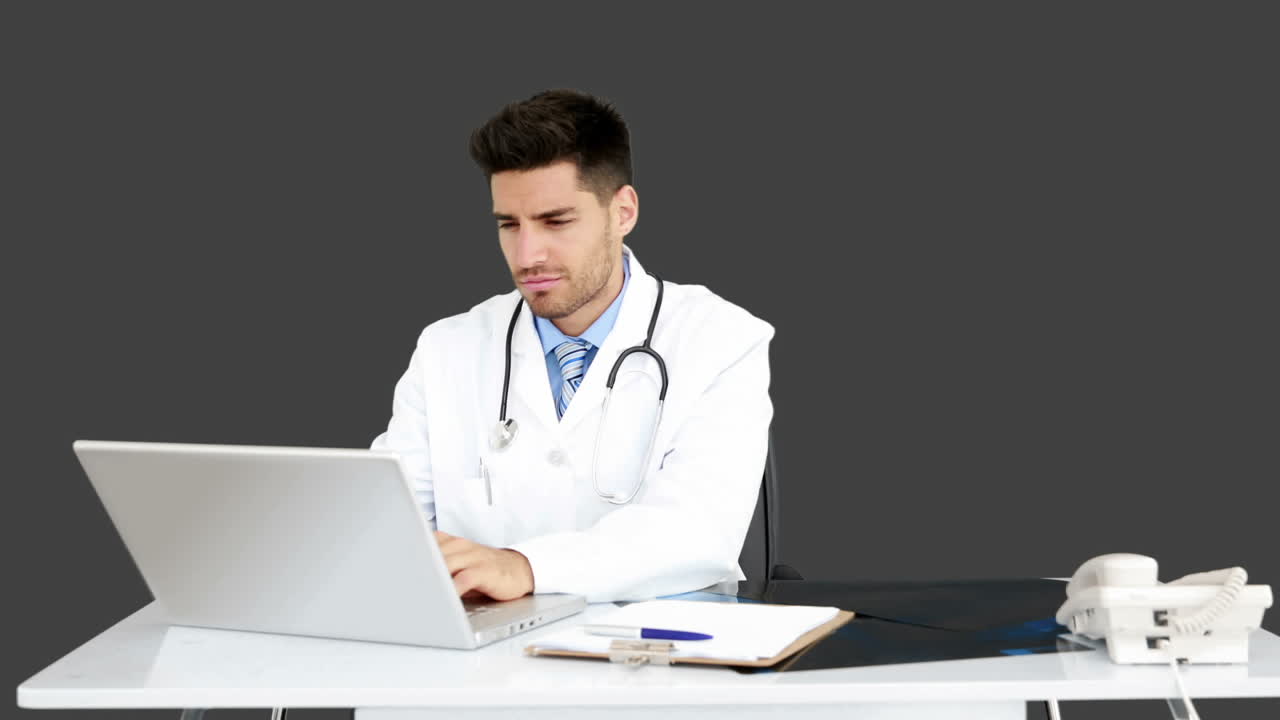 joven médico trabajando en su escritorio