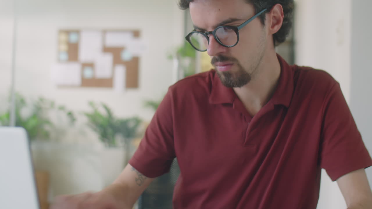 Impiegato che usa il portatile e prende appunti