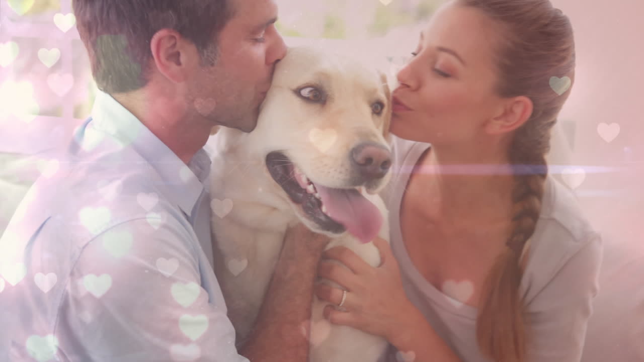 pareja sentada en el sofá acurrucando al perro