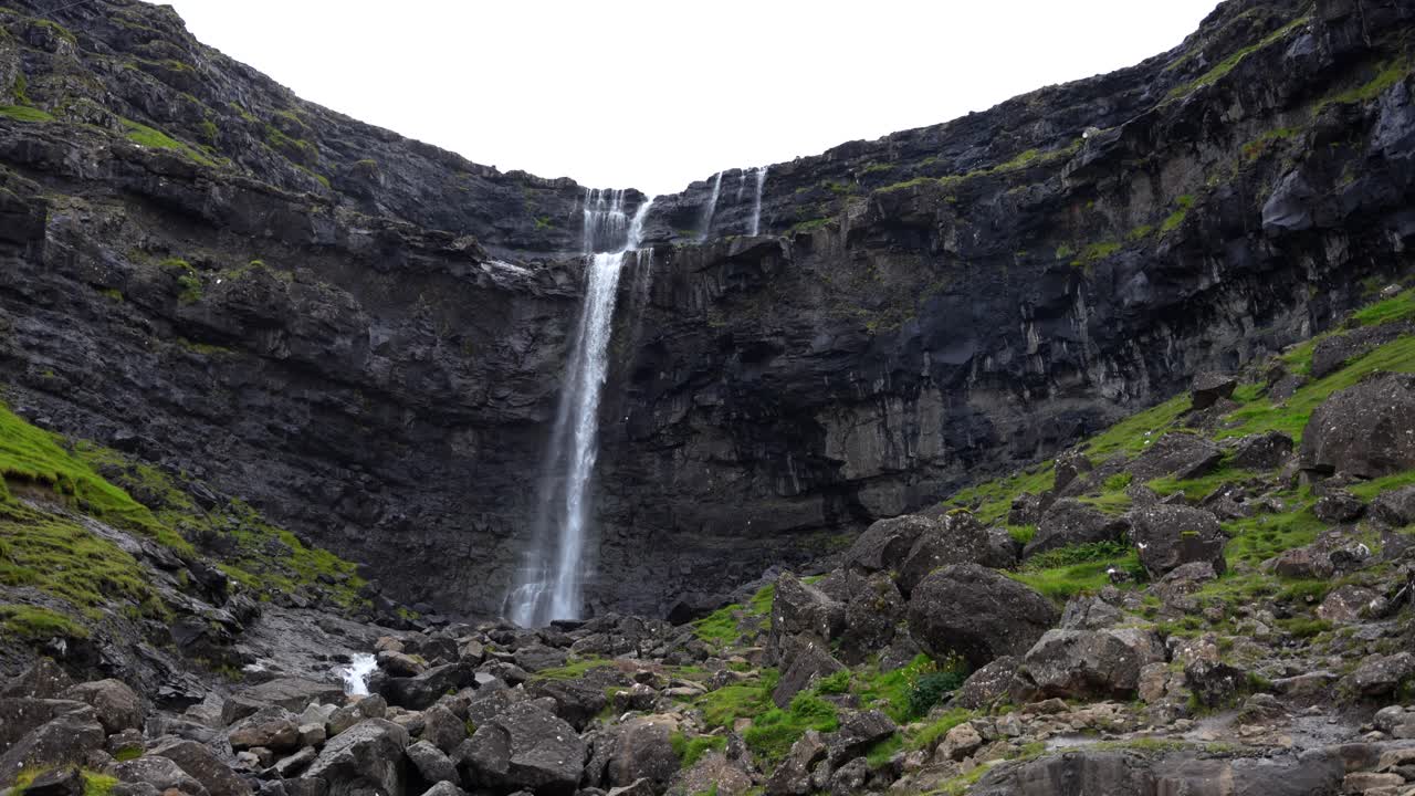impresionante toma de ángulo bajo de la cascada fossa en las islas feroe, naturaleza de las feroe