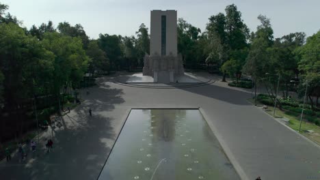 tilt up above a fountain in with view of a monument in mexico city