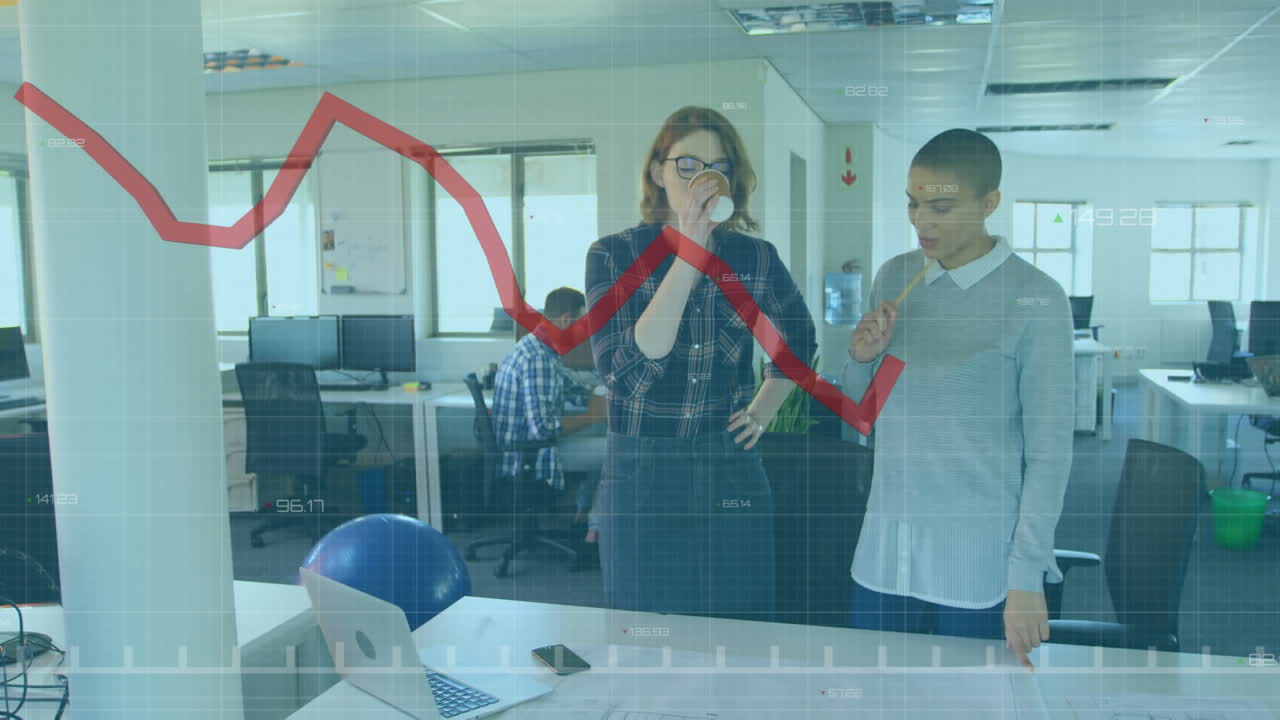 animación del procesamiento de datos sobre diversas personas de negocios hablando en la oficina