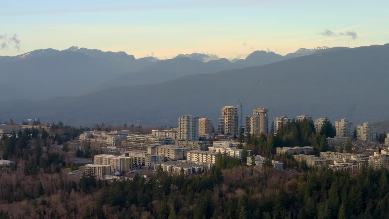 Umfassende Hochschule und Hauptcampus der Simon Fraser University über dem Grün des Burnaby Highland in Kanada.