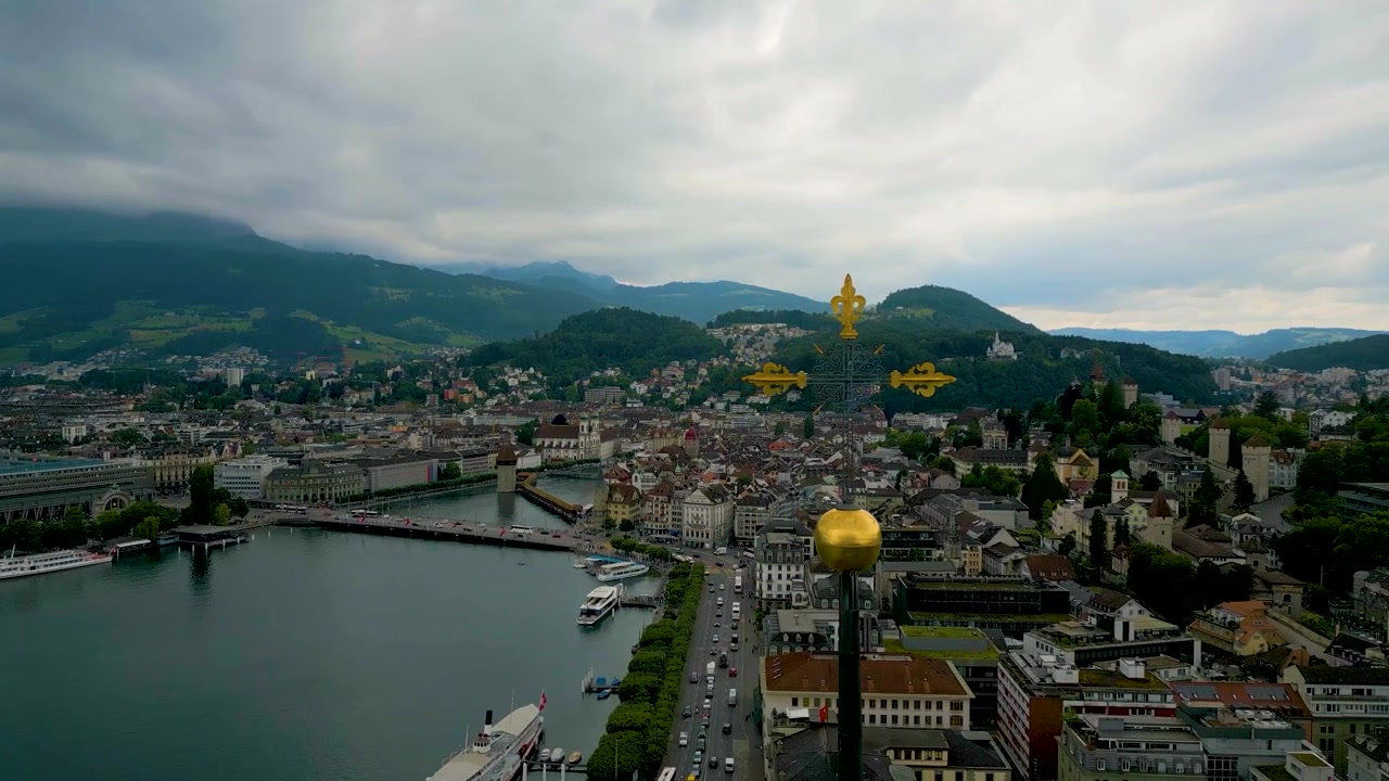 Video drone 4K (primo piano) della bellissima croce d'oro sulla Chiesa di Hofkirche St. Leodegar sulle rive del Lago di Lucerna a Lucerna, Svizzera.
