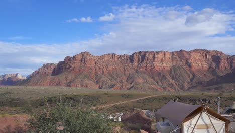 Campamento-De-Utah-Cerca-De-Zion-Con-Rocas-Rojas-Y-Carpas-De-Lona