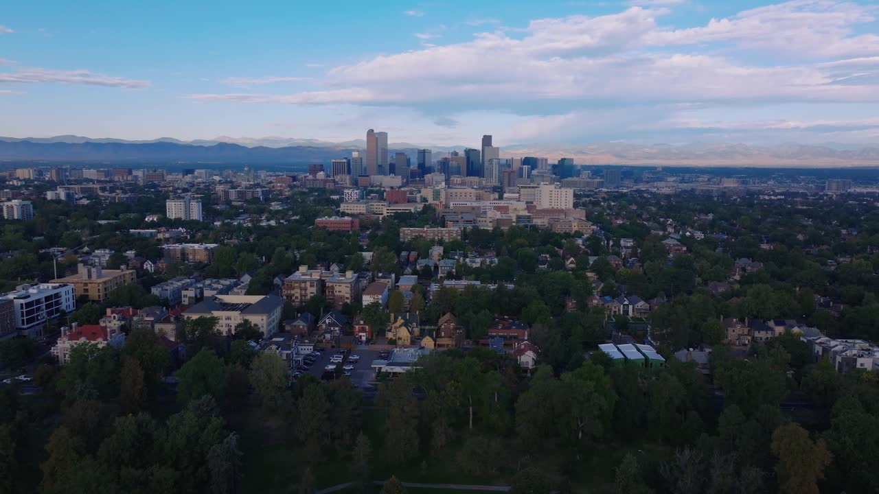 Ampia ripresa aerea con drone che mostra lo skyline di Denver e il paesaggio circostante, panoramica aerea in allontanamento.