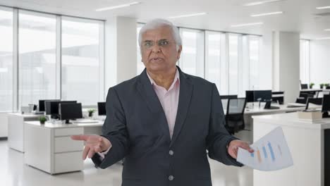 el gerente senior indio enojado gritando a los empleados