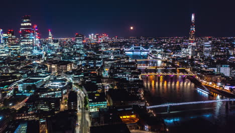 Nachts-Die-Themse-Entlangfliegen.-Hyperlapse-Des-Stadtbildes-Mit-Stadtlichtern.-Die-Scherbe,-Wolkenkratzer-Im-Finanzzentrum-Der-Stadt-Und-Tower-Bridge.-London,-Vereinigtes-Königreich