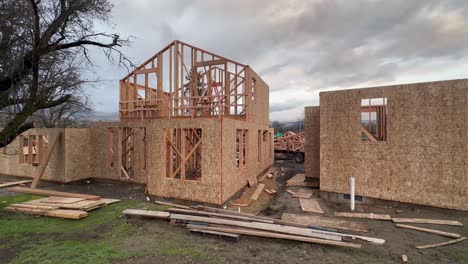 casas en construcción con paneles de madera