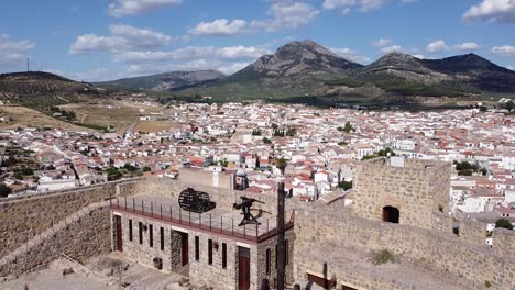 Imagen-Aérea-Del-Patio-De-Un-Castillo-Y-El-Pueblo-Al-Fondo.