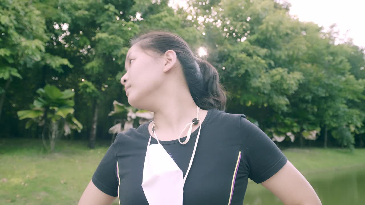 mujer asiática hace ejercicio en el parque al aire libre con nueva normalidad en situación covid-19