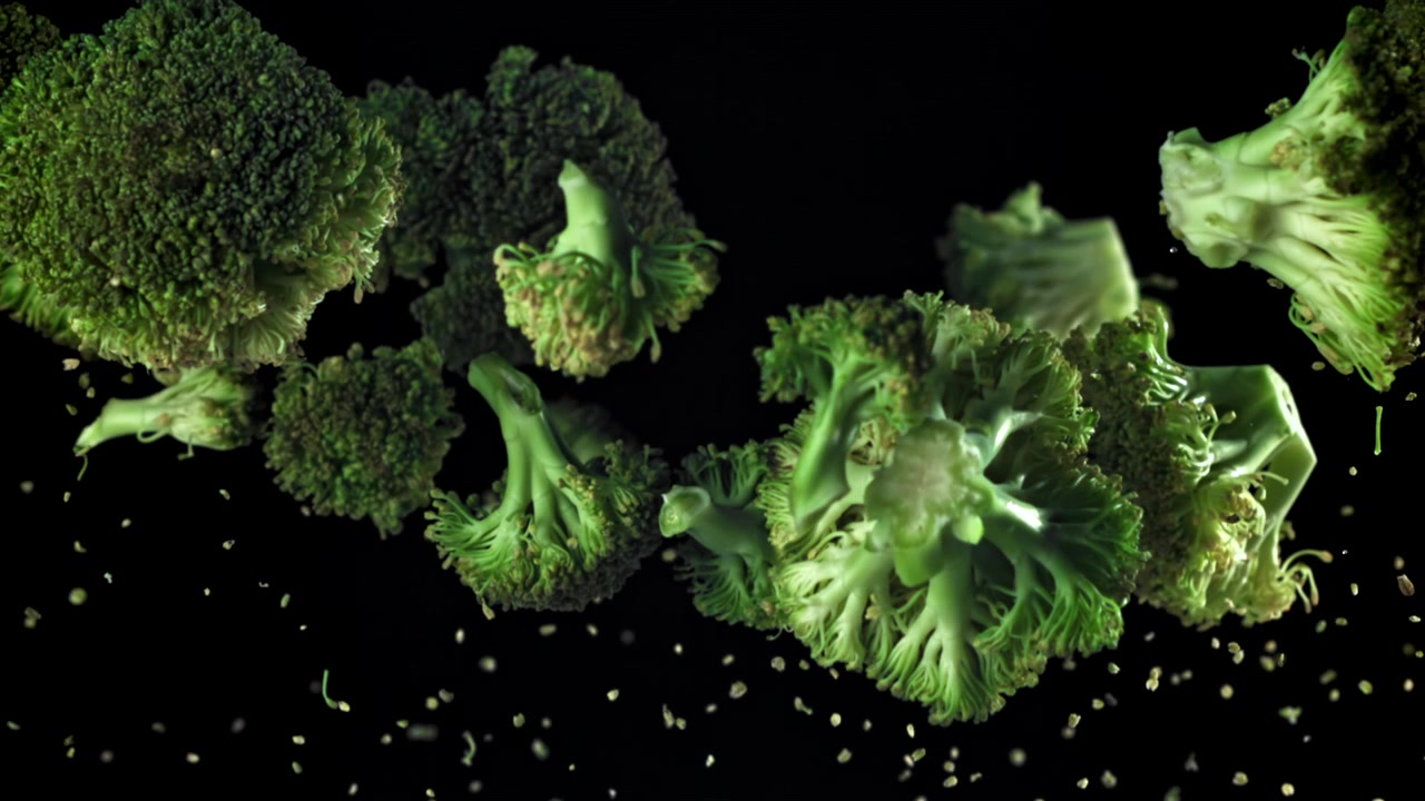 Cimette di broccoli verdi fresche che galleggiano al rallentatore