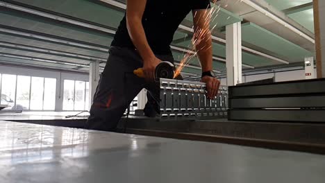 foto de hombre moliendo estera de metal slomo