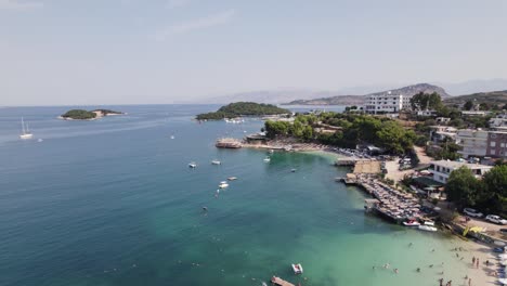 Luftaufnahme-Von-Plazhi-Ksamil-9-Mit-Booten-In-Der-Bucht