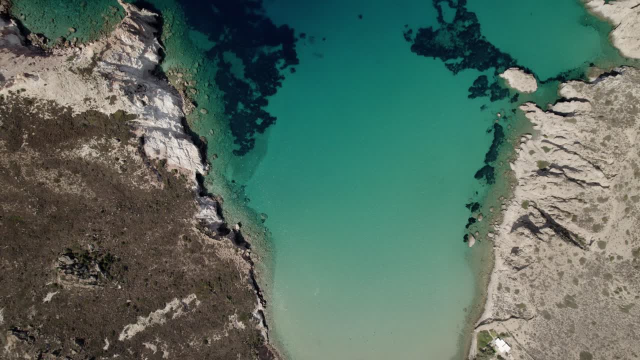toma aérea de una relajante playa griega en el mediterráneo