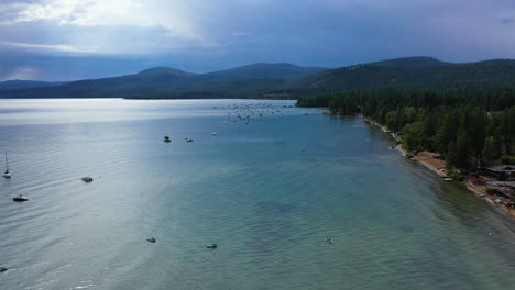 vista aérea con vistas a los barcos en la costa del lago tahoe, en parte soleado, ca, ee.uu.