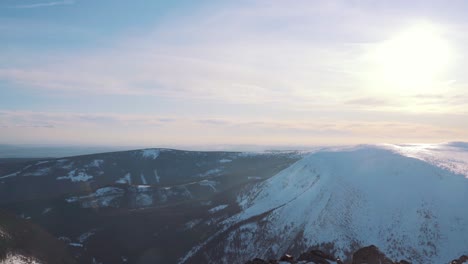 Blick-Nach-Links-Auf-Die-Schneebedeckte-Landschaft-Des-Nationalparks-Riesengebirge-Mit-Sonne,-Die-über-Den-Himmel-Scheint