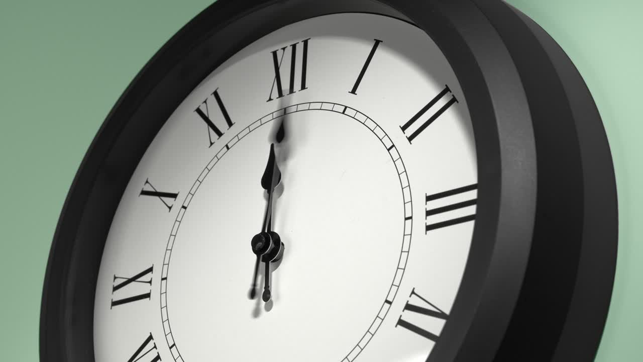 reloj latino en la pared verde claro en el lapso de tiempo