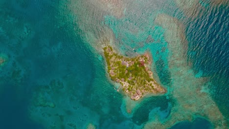 toma aérea de una isla en el océano rodeada de corales, colombia, cartagena