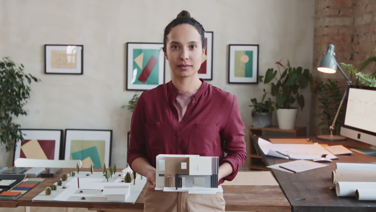 Ritratto di architetto donna con layout di casa in 3D