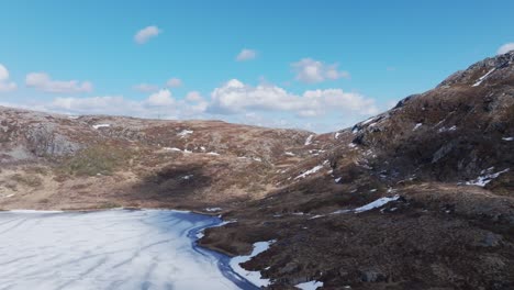 Agua-Congelada-Y-Montañas-En-El-Lago-Palvatnet,-Noruega