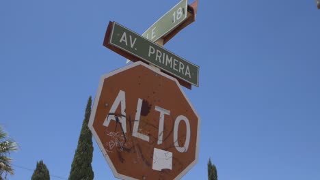 señal de parada española vandalizada "alto"