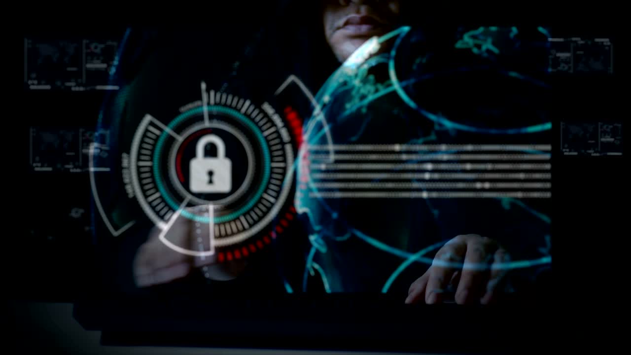 usando teclado con interfaz de usuario hud código de hacker para ataque cibernético criminal y concepto futurista con oscuro y grano procesado