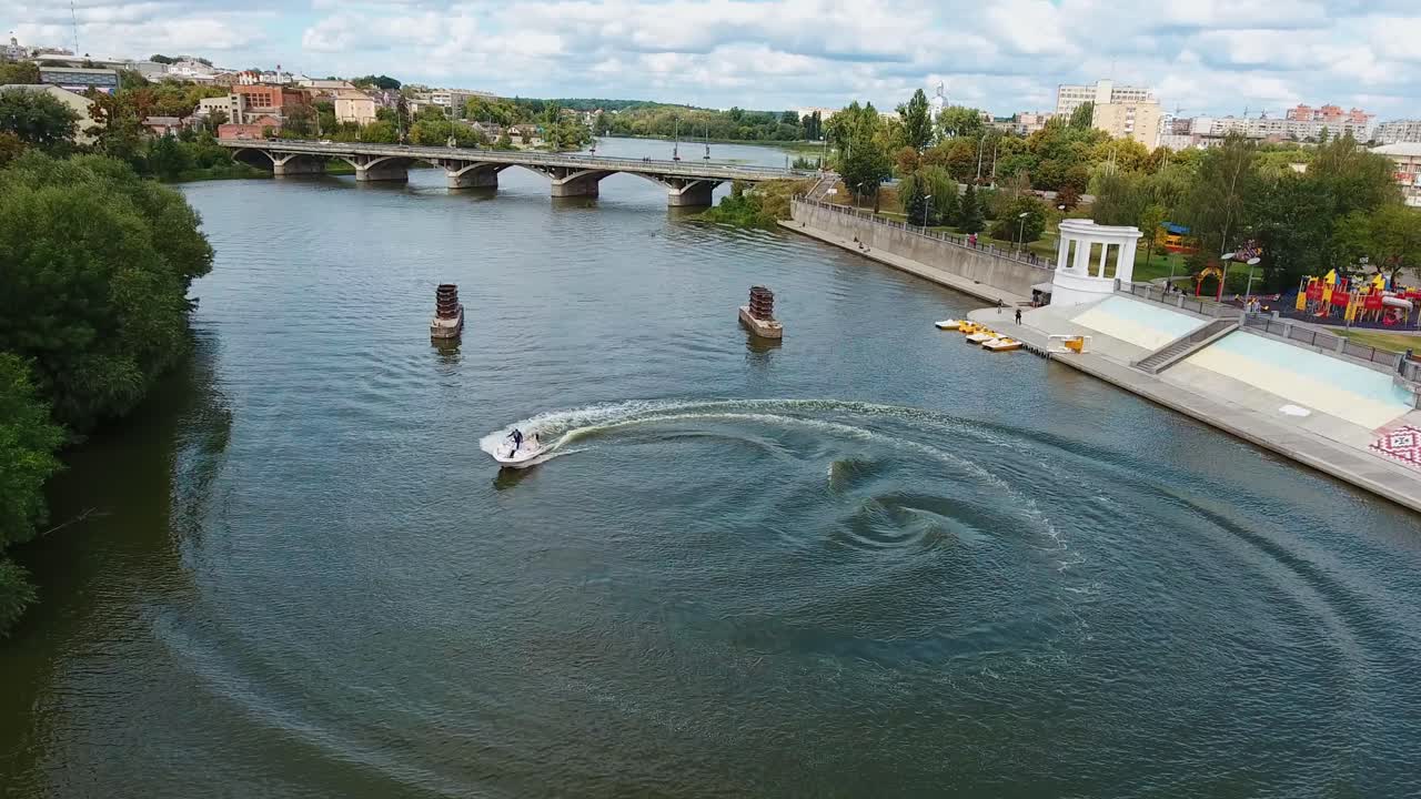 Vista panoramica della città. Vista aerea con drone del paesaggio urbano.