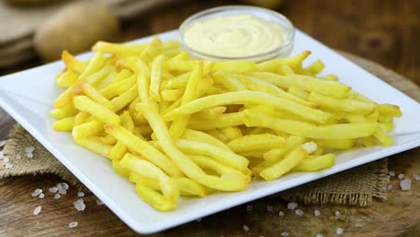 patatas fritas en un plato giratorio (con bucle sin costuras)