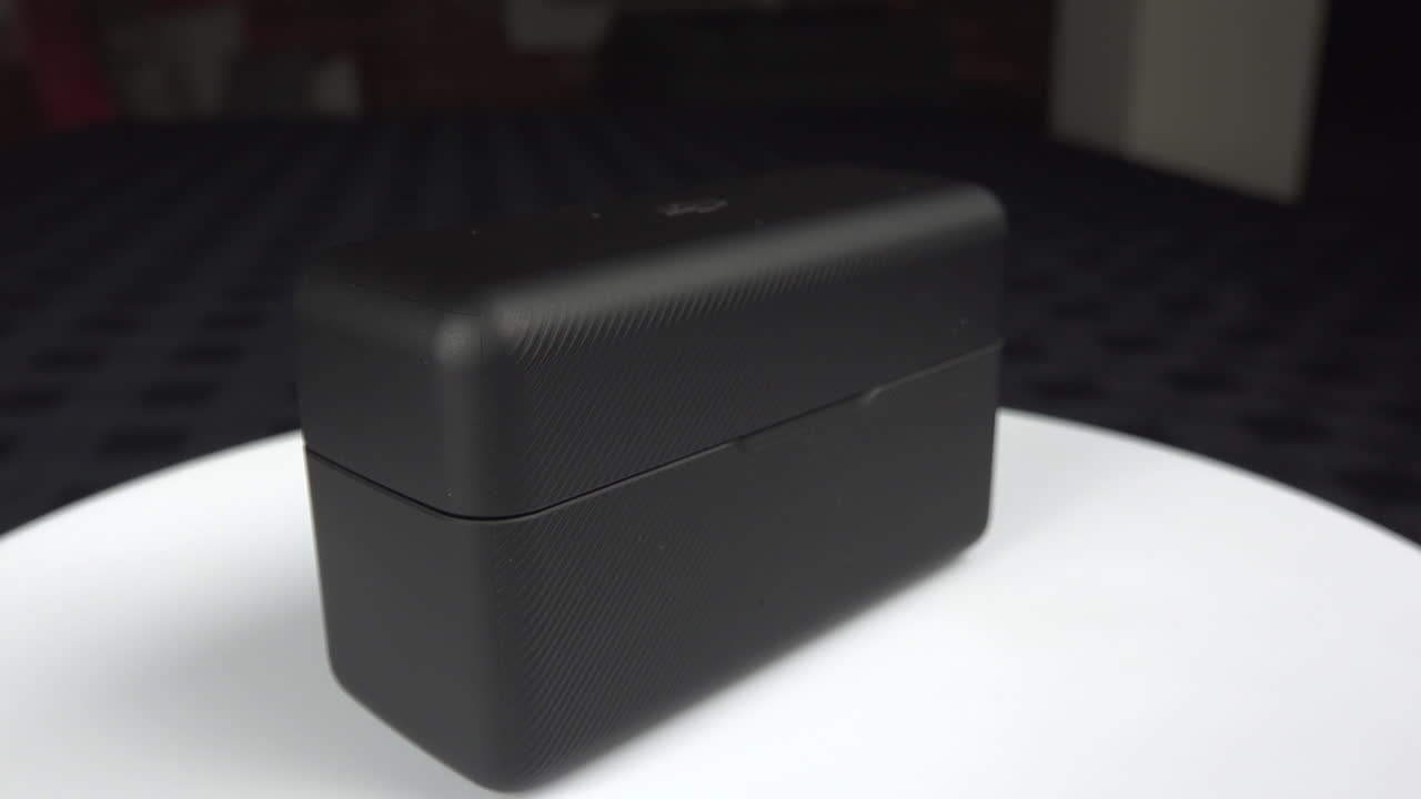 vista de cerca del micrófono dji en una mesa giratoria