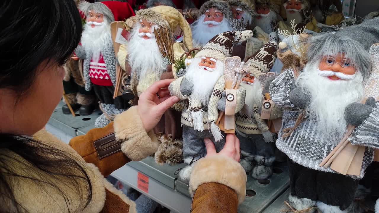 selección y compra en la tienda de adornos navideños para el árbol de navidad.