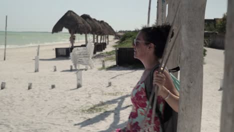 Kaukasische-Frau-Glücklich-Auf-Einer-Schaukel-Am-Strand-Mit-Einem-Bunten-Kleid