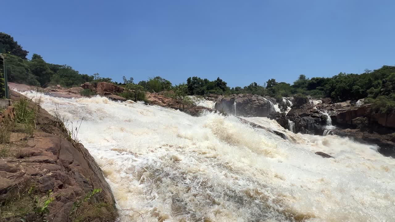 Timsah Nehri, Güney Afrika'da taşan beyaz köpüklü çağlayan şelale panoraması