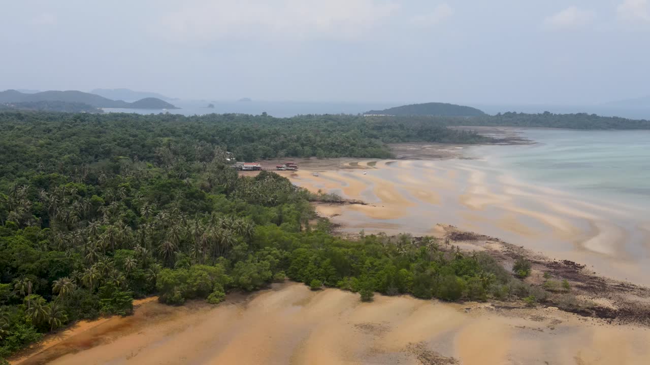 vista aérea de la playa de ao tan durante la marea baja en koh mak