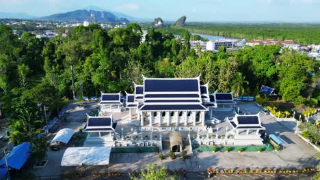 Ruhiger-Traditioneller-Thailändischer-Tempelkomplex,-Tropische-Landschaft