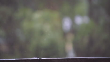 Cámara-Lenta-De-Gotas-De-Lluvia-Cayendo-Sobre-Barandilla-De-Madera