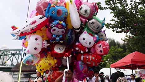 los globos vibrantes atraen a las multitudes en el mercado de bangkok