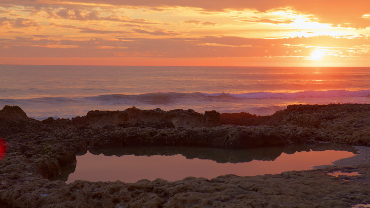 hora de oro en la playa en el algarve, portugal