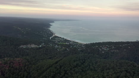 Die-Antenne-Senkt-Sich-In-Der-Abenddämmerung-Langsam-In-Richtung-Der-Küste-Von-Anglesea,-Australien