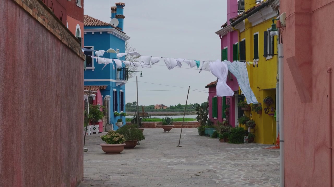 Rallentatore di un tipico paesaggio in una piazza italiana a Burano vicino a Venezia.