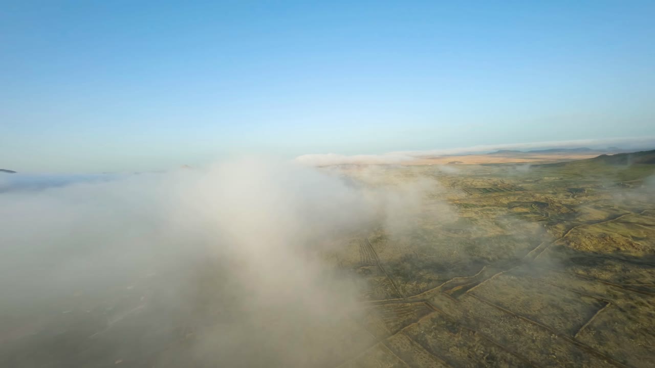 fuerteventura fpv sumérgete en la isla volcánica a través de las nubes en las horas de la mañana en cámara lenta 50fps
