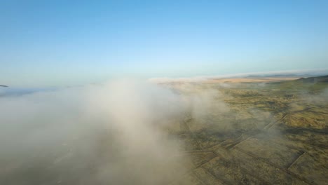 Fuerteventura-Fpv-Sumérgete-En-La-Isla-Volcánica-A-Través-De-Las-Nubes-En-Las-Horas-De-La-Mañana-En-Cámara-Lenta-50fps