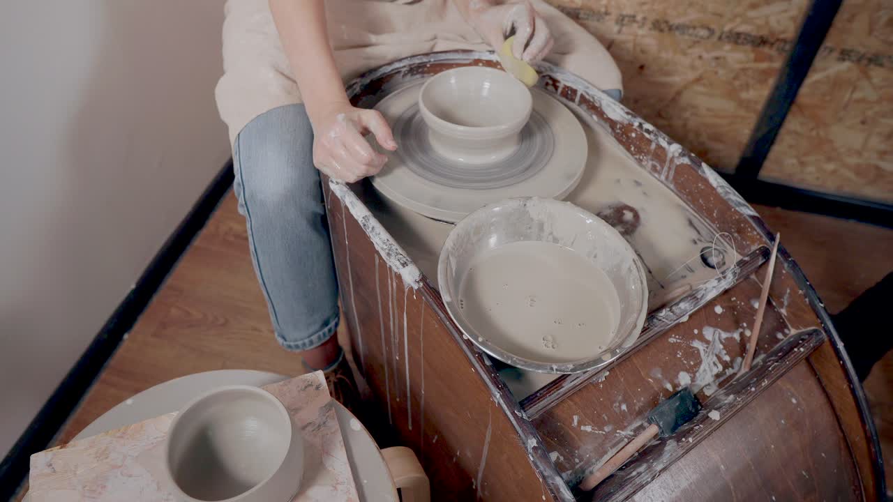 mujer trabajando en la rueda de cerámica