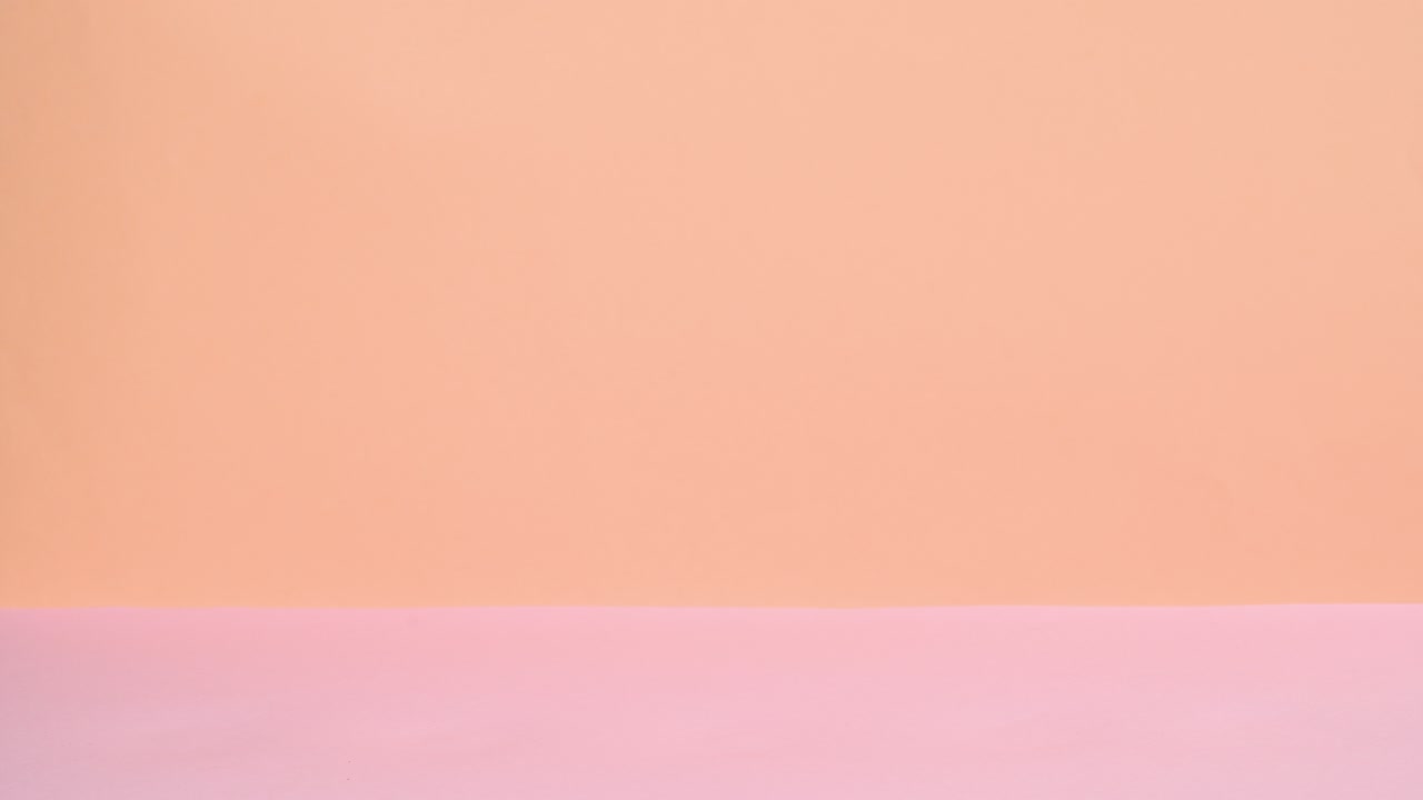 dulces de taza con crema aparecen en tema pastel rosa naranja con cintas y globos de amor en la parte de atrás. detener el movimiento