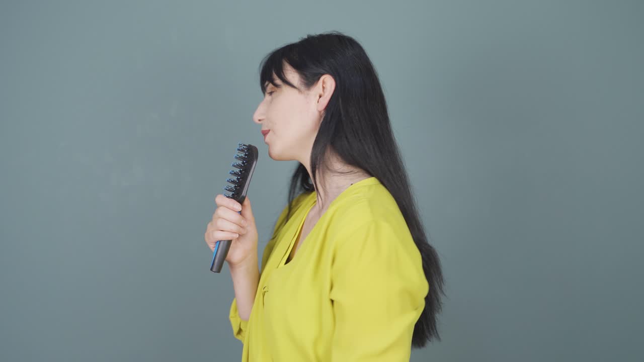 그 여자는 노래하고 있습니다.